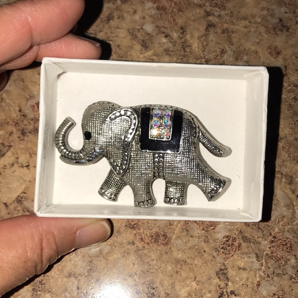 NWOT Beautiful Elephant Pin